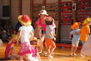 Vrtčevski otroci pomahali vrtcu v slovo 1